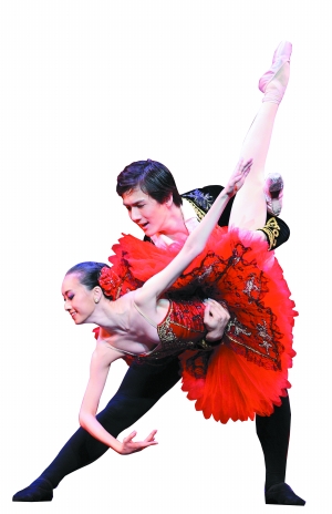 兩位青年演員在國家大劇院首屆北京國際芭蕾舞比賽中表演。