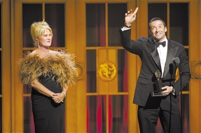 休·傑克曼從妻子手中接過托尼獎特別貢獻獎。