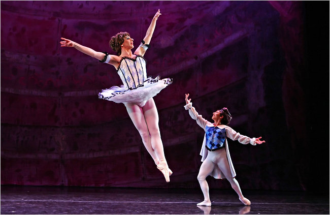美国全男芭蕾舞团经典演绎《天鹅湖》