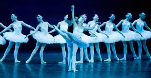 “芭蕾之春”今年新花样 俄芭玩表演式讲解