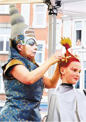一位髮型師在比利時那慕爾街頭展示技藝