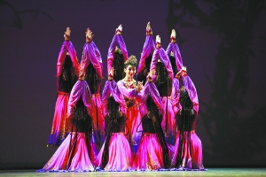北京芭蕾大賽上中國演員表演維吾爾族舞蹈《掀起你的蓋頭來》。