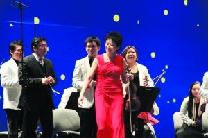 上海夏季音樂節開幕式上，指揮家余隆（左二）、小提琴家徐惟聆（右二）首次“夫妻檔”演出。