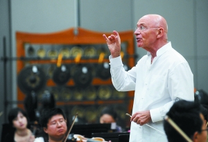 艾森巴赫与国家大剧院管弦乐团排练。