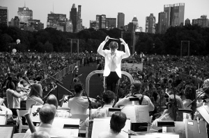 紐約當地時間9月10日晚7點半，紐約愛樂樂團音樂總監阿蘭·吉爾伯特將執棒該樂團，在林肯中心費舍爾音樂廳舉行“9·11”十週年紀念音樂會，上演奧地利作曲家馬勒的《第二交響曲“復活”》。在這場免費向公眾開放的音樂會上，所有參與的藝術家都是義務演出。