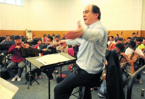 中央歌劇院綵排瓦格納的作品《唐豪瑟》俞峰在指揮樂隊排練