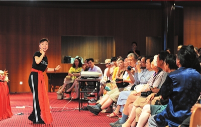 北方崑曲劇院當家花旦王瑾講演結合，在“市民高雅藝術殿堂文明行”的系列活動中，為市民介紹崑曲知識。