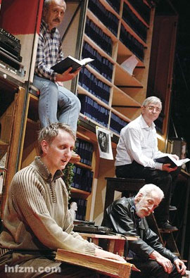2007年，“里米尼记录”剧团把八位从头到尾读过《资本论》的人请上了舞台，讲述他们各自与资本、《资本论》相关的经历。（sebastian hoppe/图）
