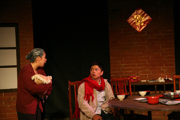 《我是你爸爸》劇照，該劇在'穿越劇'的包裝下講述了一個台灣親情故事。