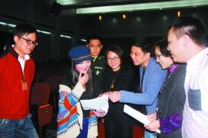 “第二屆中國詩劇場《穿越百年》”及頒獎典禮將於今晚在深圳大劇院舉行，圖為主創人員在綵排現場探討劇本。