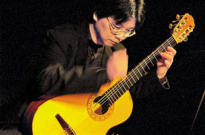 香港演奏家周啟良將與兩位同伴獻上吉他、口琴、鋼琴合奏。