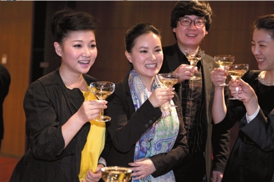 主演王莉,雷佳(左起)与演职人员一起开启香槟庆祝建组