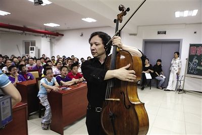 5月15日，朱亦兵带着大提琴乐团来到中关村第二小学进行公益演出。