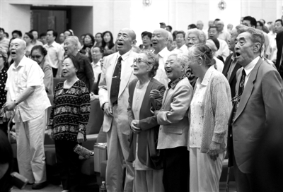 庆祝活动成为了难得的一次聚会，在座谈会结束后，郑榕（左一）、朱旭（左三）和朱琳（右四）、苏民（右一）等人艺艺术家全体起立唱国歌。