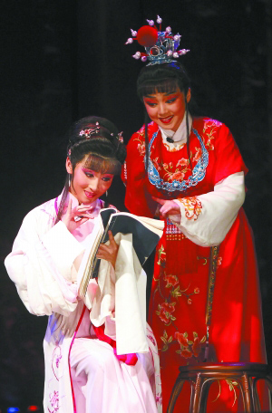 以越剧新生代演员担纲主演的'青春版'《红楼梦》在正乙祠古戏楼上演。