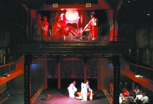 正乙祠古戏楼《红楼梦》演出现场，上下两层的戏楼让演出如梦如幻。