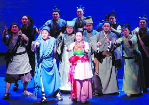 王宏偉、雷佳（第一排左、右）唱出中國韻味。