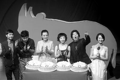 孟京輝（右一）、廖一梅（右二）的經典話劇《戀愛的犀牛》在蜂巢劇場舉行千場紀念版發佈會