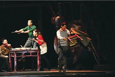 郭晓冬（右）领衔主演话剧《钢的琴》。