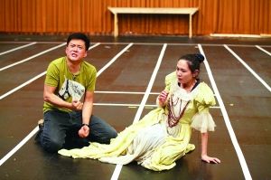 王斑（左）是北京人艺出演“哈姆雷特”的不二人选。