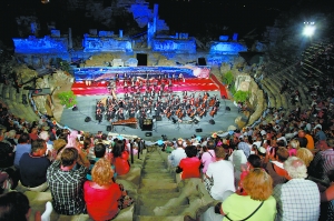 北交在土耳其地中海之濱久負盛名的古羅馬劇場——阿斯潘多斯劇場裏演出。
