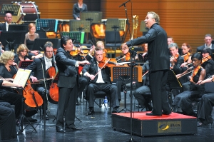 马克·艾尔德爵士指挥英国曼彻斯特哈雷管弦乐团带来开幕式音乐会。小提琴独奏马克西姆·文格洛夫。