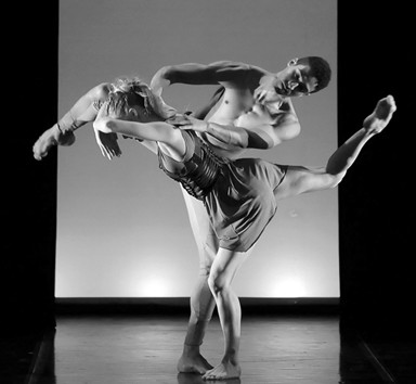 義大利阿岱舞蹈團以“用肢體傾聽古典樂”聞名。他們將帶來編舞家毛羅-比貢澤蒂的三部作品——《春之祭》（圖）《宛如呼吸》和《羅西尼卡片》。