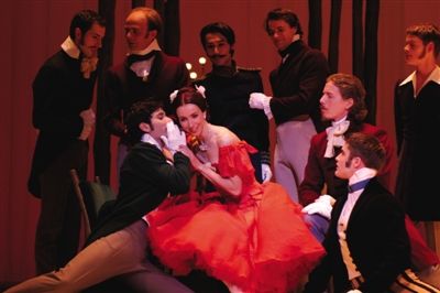 編舞大師弗雷德里克·阿什頓的新古典芭蕾《瑪格麗特與阿芒》取材自小仲馬的《茶花女》。 國家大劇院供圖