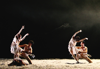 北京当代芭蕾舞团《野草》灵感来自鲁迅同名散文诗集。