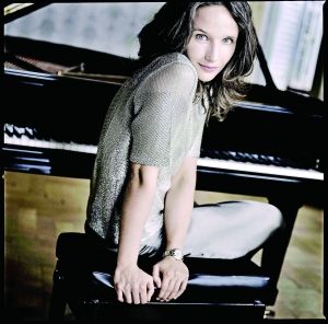 法国钢琴才女埃莱娜·格里莫。 
