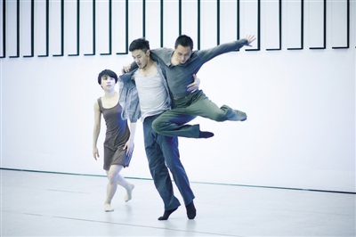现代舞《重置》创作源自编舞桑吉加一次电脑死机经历。