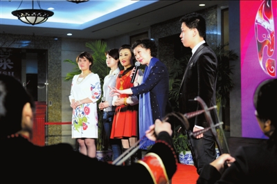 青年京剧演员在发布会上秀歌喉。