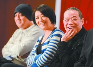 从左至右为主演姚橹、江珊和导演李六乙。