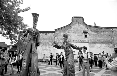乌镇戏剧节上，奇装异服的表演者和舞蹈演员随处可见。