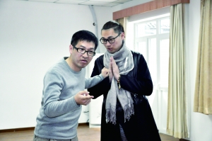 　　李林（右）和崔永平正在紧张排练话剧《隆福寺》。