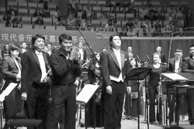 葉小鋼(前左二)在今年北京現代音樂節開幕式音樂會上向觀眾致意