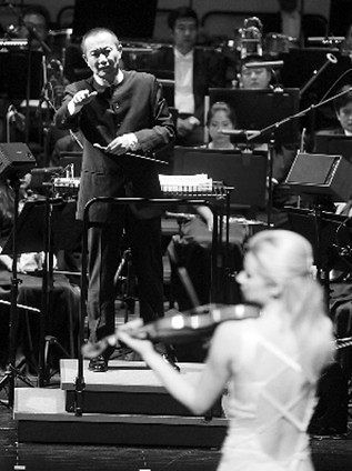 作曲家譚盾與挪威小提琴家赫姆斯茵合作《英雄》樂章。