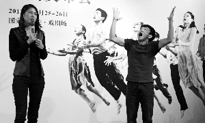 云门舞集2舞团经理廖咏葳（左）和资深舞者叶文榜解读《断章》。