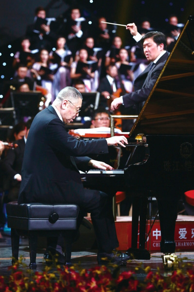 刘诗昆（左）和余隆（右）合作《黄河》钢琴协奏曲。