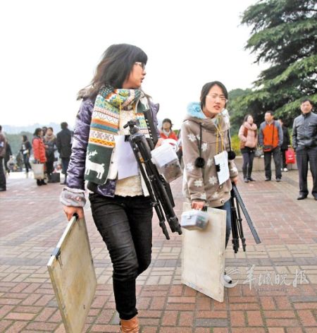 12月2日，参加美术统考的江苏考生正在入场 CFP供图