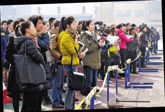 初試放榜後，報考北京電影學院表演學院的考生緊張地查看成績