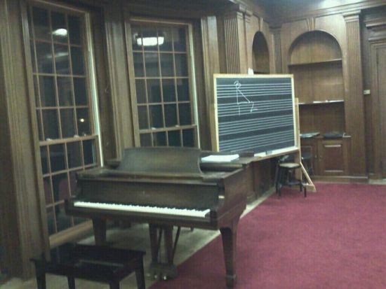 图为莎拉劳伦斯学院的钢琴教室