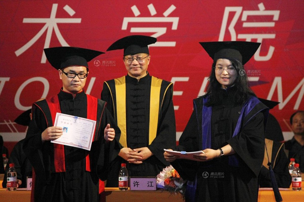 中国美术学院自主设计的学位服亮相毕业典礼