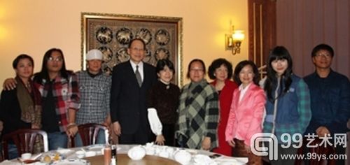 台北駐加拿大經濟文化代表處代表處劉志攻博士（左四）和參展的台灣原住民藝術家們在一起。
