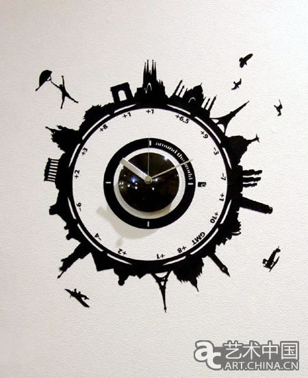 設計師Grafio設計出很有意思的圖形貼畫挂鐘