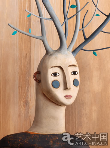 IRMA GRUENHOLZ是一個西班牙雕塑家，她創作的粘土設計可愛又浪漫。畫面傳遞的情緒非常微妙，因為是以粘土的造型作為畫面的主要元素，所以親切感倍增。