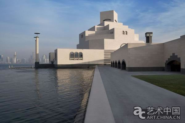 位于卡塔尔多哈的一个人工岛屿上的伊斯兰艺术博物馆，设计来自91岁高龄的贝聿铭，贝聿铭称这个伊斯兰艺术博物馆将是他最后一个大型文化建筑，建筑外部在2006年已完成。