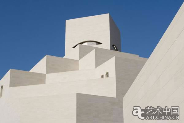 位于卡塔尔多哈的一个人工岛屿上的伊斯兰艺术博物馆，设计来自91岁高龄的贝聿铭，贝聿铭称这个伊斯兰艺术博物馆将是他最后一个大型文化建筑，建筑外部在2006年已完成。