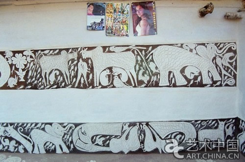 Gita Wolf Madan Meena的 培育墻 米納婦女的動物藝術。這是作者從拉賈斯坦村村民家庭的墻上看到的非常傳統的繪畫，米納族的婦女會在自己家泥土做的墻壁和地板上刻畫出各種圖騰一般的圖案。這種繪畫通常會根據米納族的各種節日以及季節的變化為題材，每個家庭都會依據傳統把這面墻壁傳給自己的女兒。