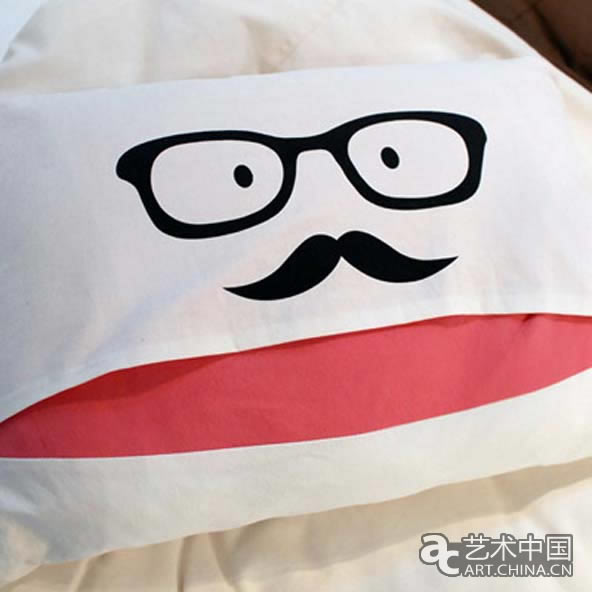 這個枕頭面具（其實就是枕頭），如果你不能在光線充足的房間裏入睡，那麼它能非常有效的的改進你的睡眠